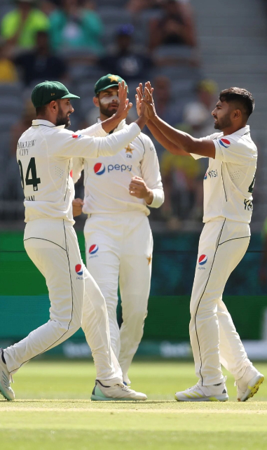 Khurram Shazad takes early wickets